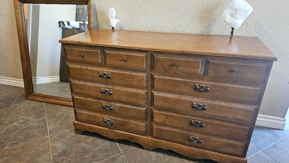 6 DRAWER VINTAGE DRESSER With MIRROR. 100.00