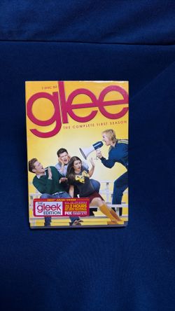 Glee: The Complete First Season DVD box set, featuring a distinct 7-disc collection.