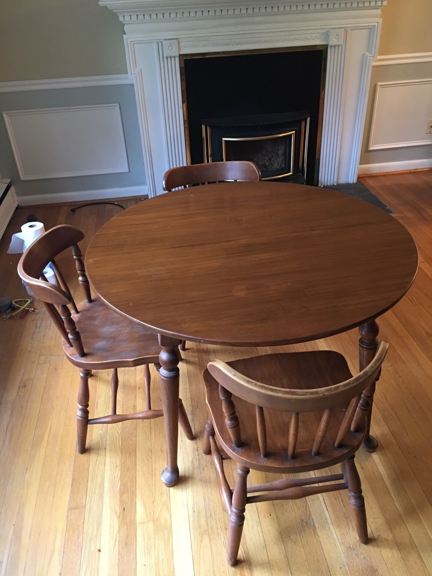 ***Round Kitchen Table w/2 Inserts & 4 Chairs*** PRICED TO SELL FAST!!!