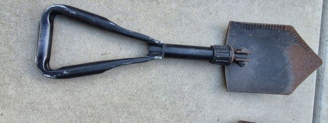 METAL BEACH SHOVEL WITH WOODEN HANDLE  &  MILITARY  SURVIVAL STYLE  FOLDING SHOVEL