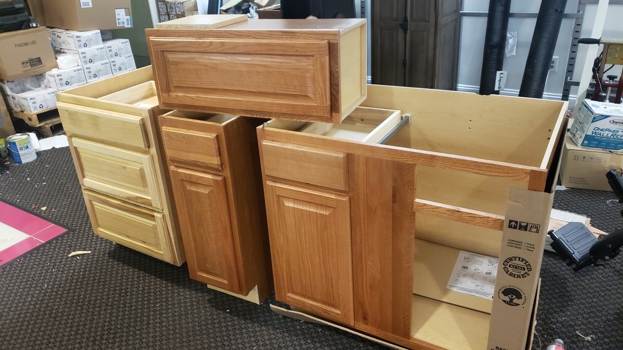 CLEARANCE LOT of 4 kitchen base and wall cabinets