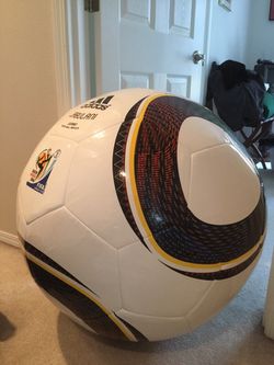 Céntrico prototipo piel Giant adidas Jabulani soccer ball for Sale in Portland, OR - OfferUp