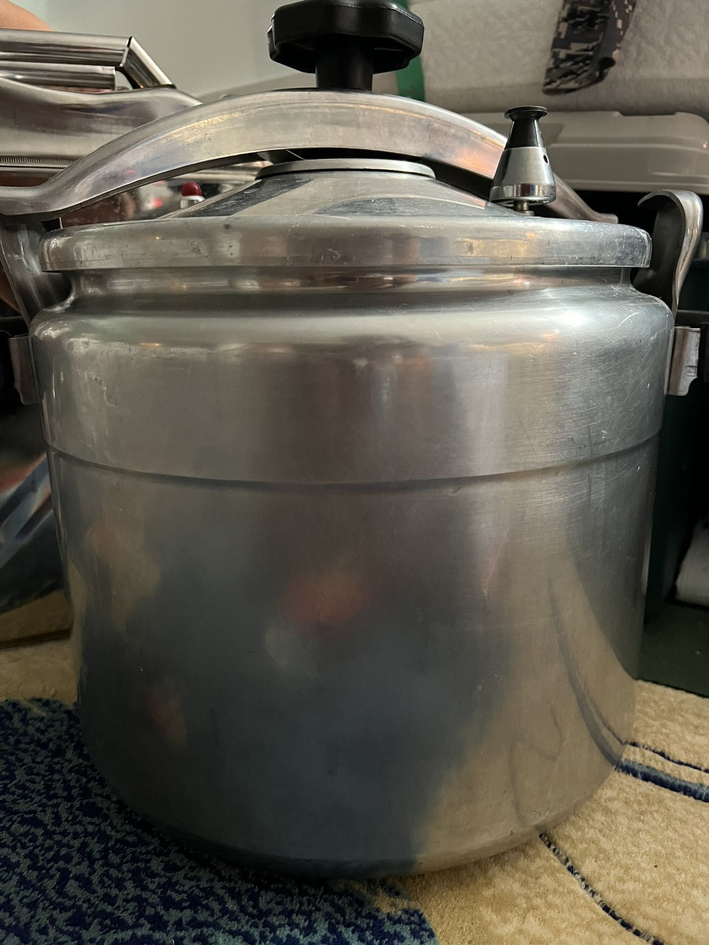 Stainless steel pressure cooker