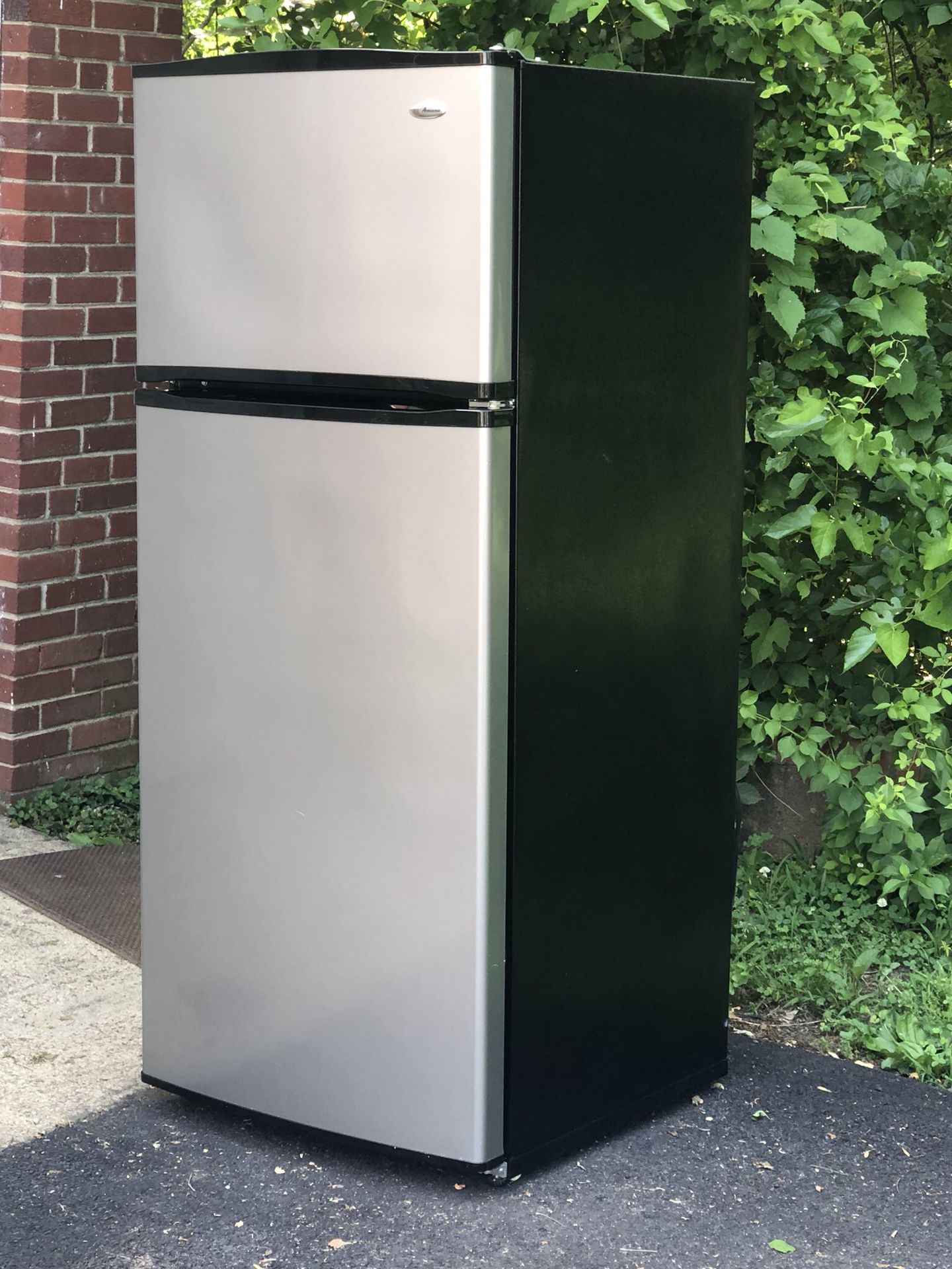 Amana silver refrigerator! Very clean $275 firm