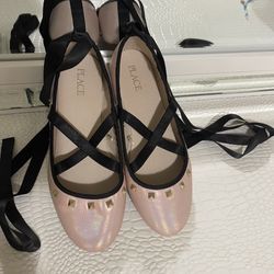 Place Flats 🥿 Size 4 For Big Girls , Perfect Conditions Used Once, It comes with ribbons that tie around the leg. 