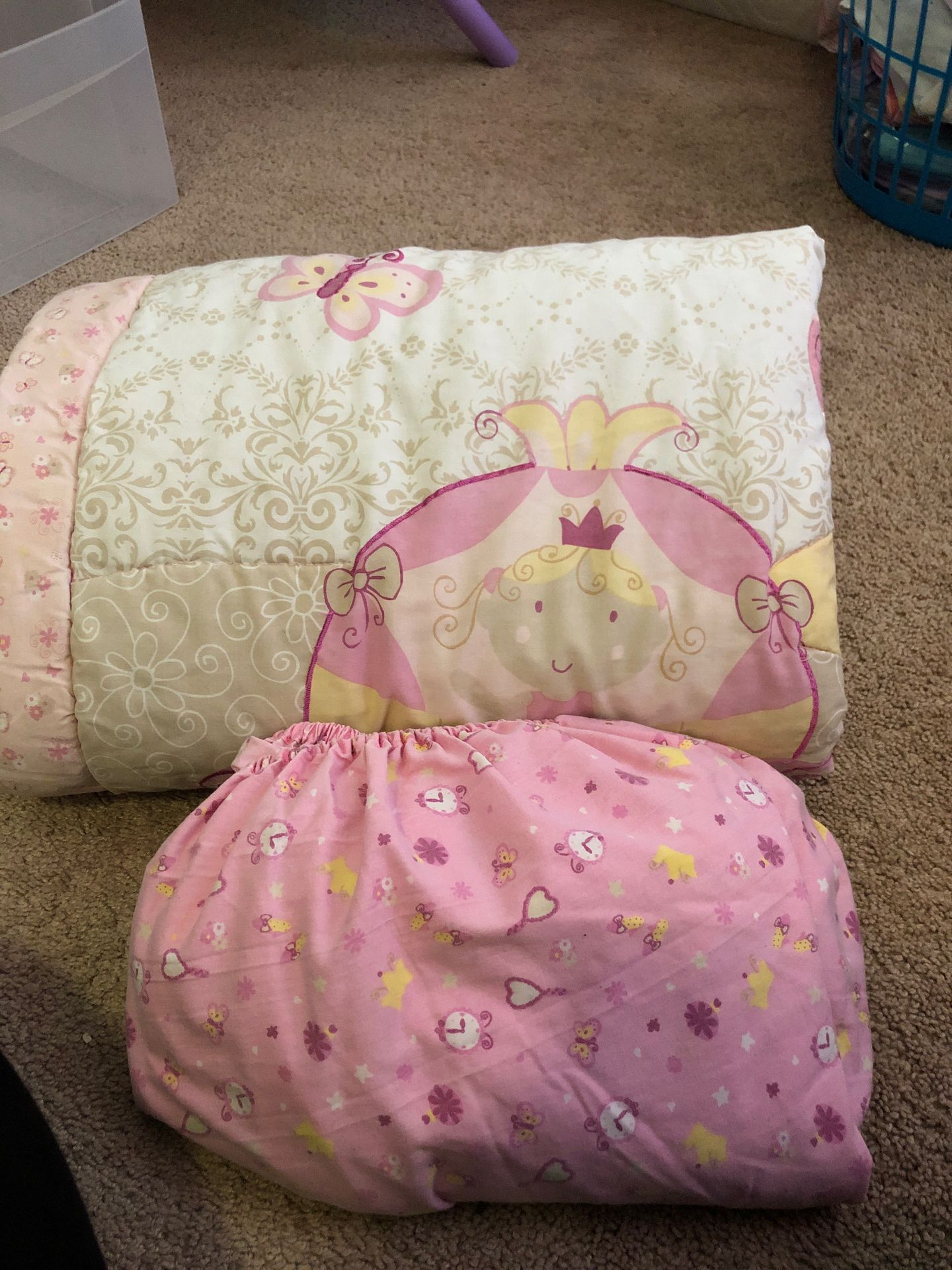 Crib size/Toddler bed sheet cover and thick blanket.