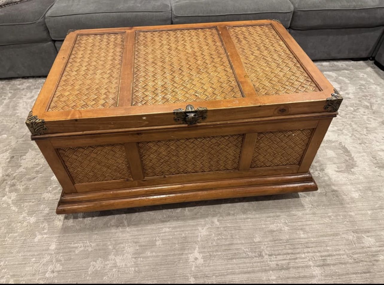 Coffee Table Or Blanket Chest ( Deliver Include In Price )