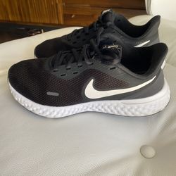 Nike Men's Revolution 5 Wide Running Shoe, Black/White, 7 Men’s, 9 Women’s