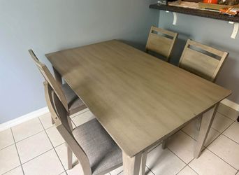 Wooden Dining Table with 4 Matching Chairs – Good Condition
