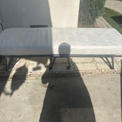 CAMA PORTABLE Y FOLDABLE DE METAL CON LLANTAS Y COLCHON DE ESPONJA USADA BUENA CONDICIÓN 