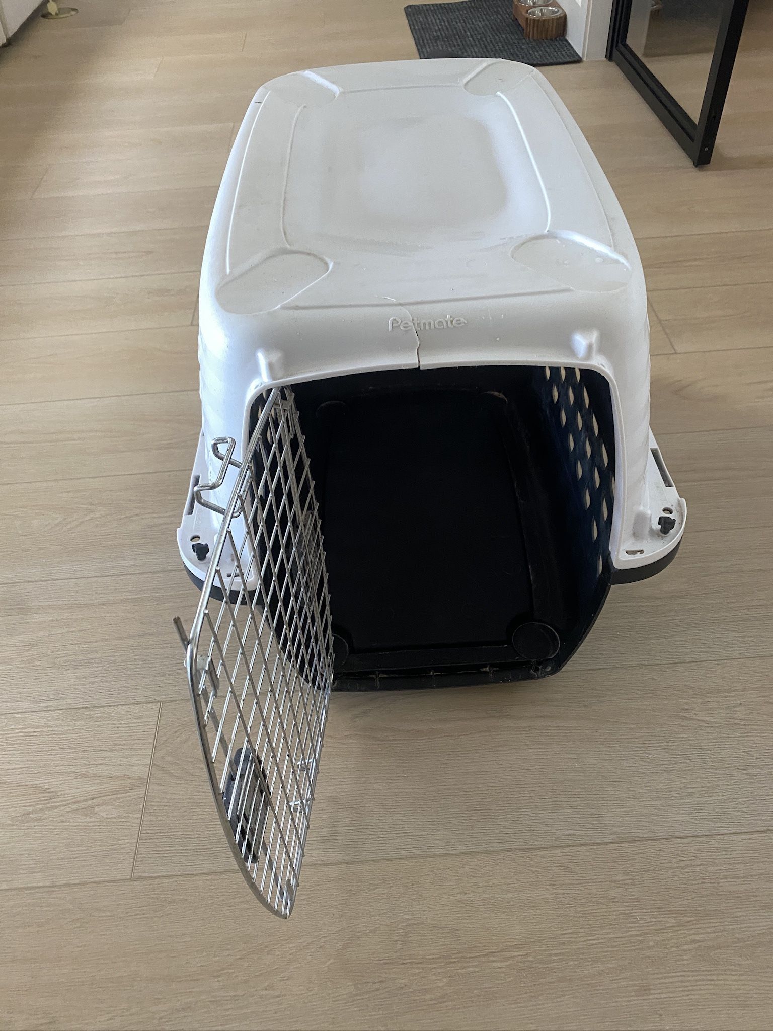 Large Petmate Pet Carrier