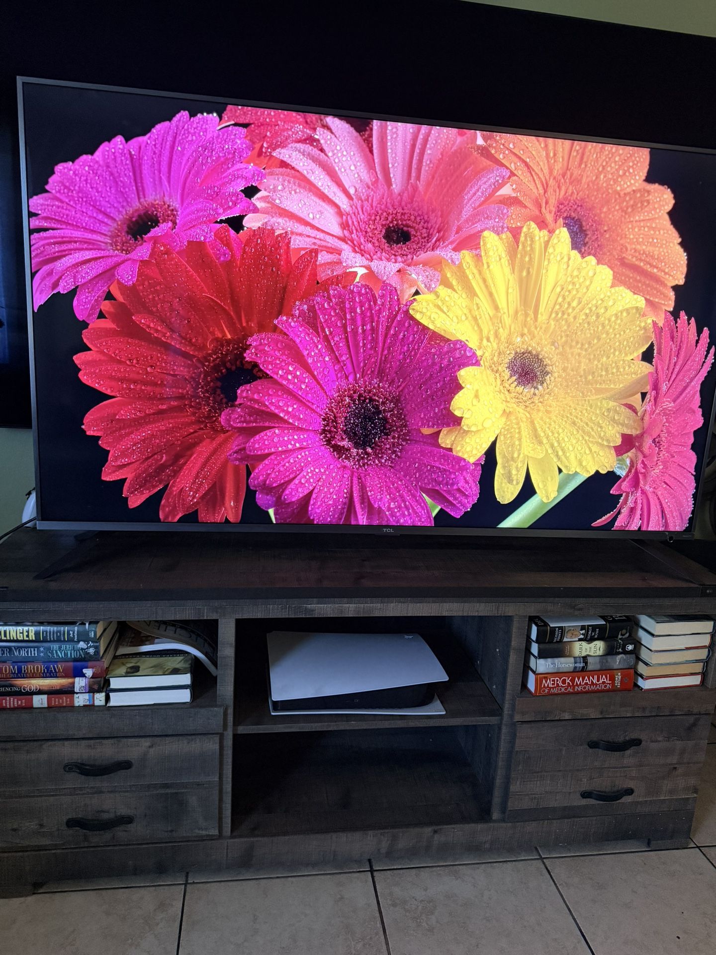 TCL 65 PULGADAS CLASS 6-SERIES 4K UHD DOLBY VISION HDR ROKU SMART TV - 65R615