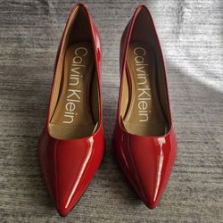 Calvin Klein Women's Gayle Pump, Crimson Red, SIZE US 7 WITH BOX.

Calvin Klein's Gayle pointed toe pump is a stiletto staple for any wardrobe.

CALVI
