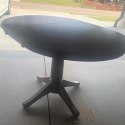 Adjustable dining table