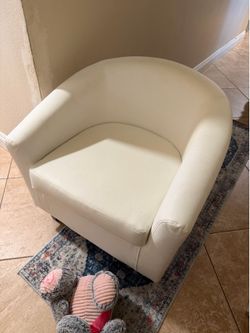 🔥👀🔥Small White Faux Leather Chair, Brown Legs