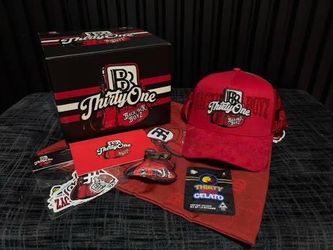 Backpack Boyz Thirty One red trucker hat