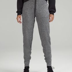 Engineered  Warmth Relaxed Jogger Color: Black /WHT,Price I