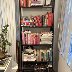 LADDER BOOKSHELF | Black | 5 Shelves | Good Condition | Books Not Included