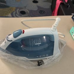 BLACK+DECKER Easy Steam Compact Iron for Clothes, Automatic Shutoff, Nonstick Plate, Light Weight, 1200 Watts