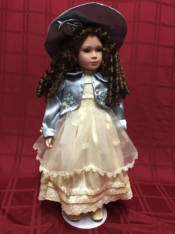Court of Dolls 606/2500 23" Porcelain Doll Cream Silk Dress Lace Bowties Hat