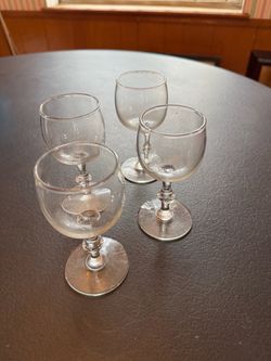 Set of 4 Clear Glass Stemmed Wine Glasses