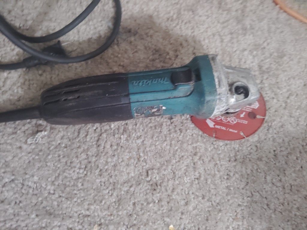 Makita 4 1/2 " Angle Grinder 