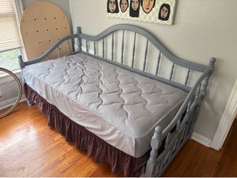 Pop-up trundle daybed with mattresses, sheets and bedskirt