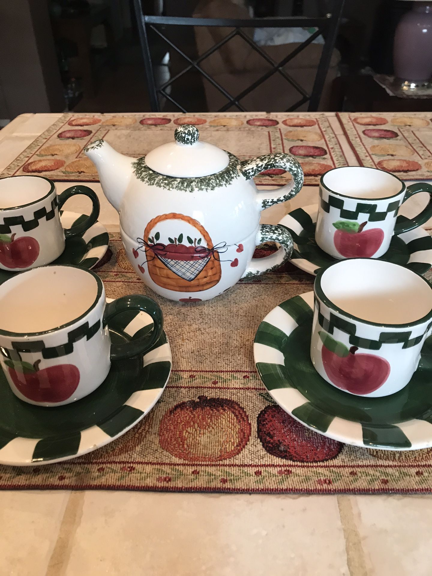 Tea Pot and cups/saucers 10 pc