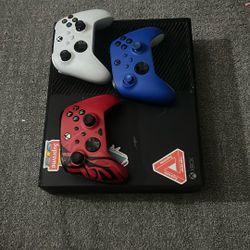 Xbox One With Three Controllers Comes With Power Box And HDMI 