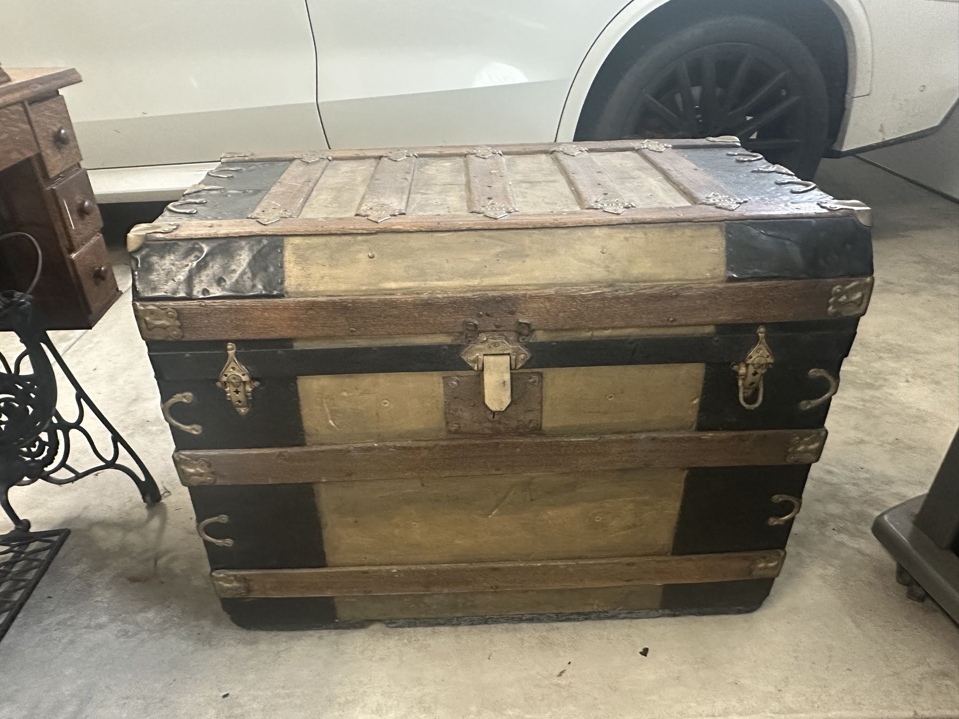 Antique / Steamer Trunk