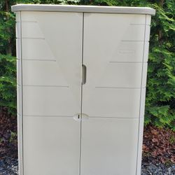 Newer Rubbermaid Large Vertical Storage Shed