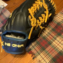 Insignia baseball glove like new condition size 12.75” made in the USA 