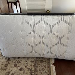 Twin Sealy Posturepedic Mattress (medium)