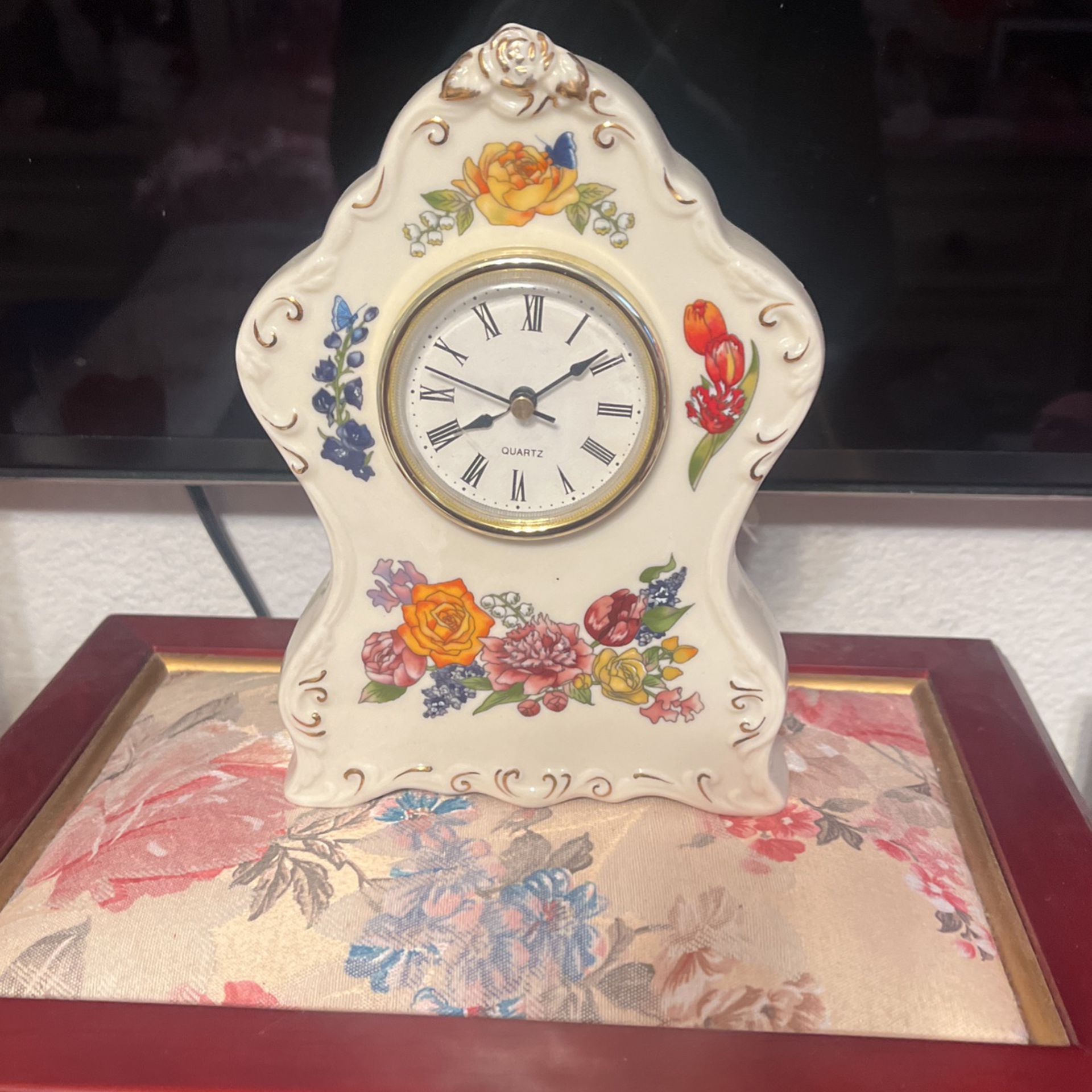 Beautiful Quartz Porcelain Clock Great For Mothers  Day Gift 🎁 