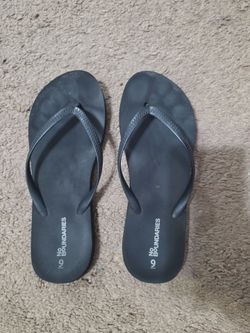 No boundaries black flip flops