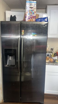 Samsung 25 cu. ft. Black Stainless Side-by-Side Fridge – Works, Has a Leak – Pickup Only