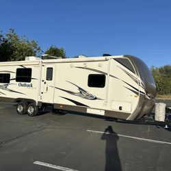 2013 Trailer 3  Slide Outs Excellent Condition 