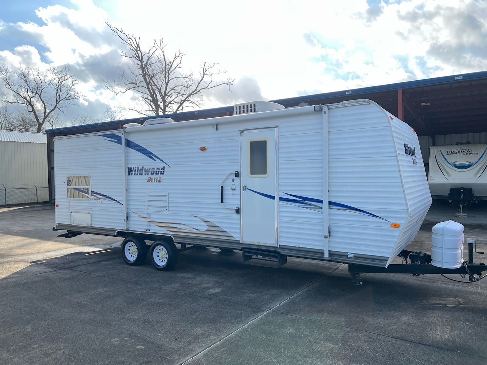2008 Forest River Wildwood X-Lite Blitz 26QB. 30FT Bumper Pull Quad Rear Bunks Walkaround Queen sized bed Dinette/Sleeper AM/FM/CD Stereo Ceiling Spe