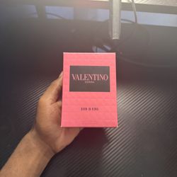 Donna Born In Roma Eau de Parfum with Bourbon Vanilla & Jasmine 