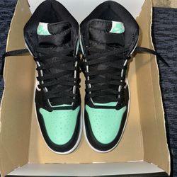 Air Jordan 1 Retro High “Lucky Green”