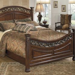 Leahlyn Warm Brown King Panel Bed

