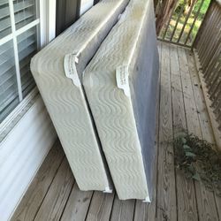 King Metal Frame & Box Springs 