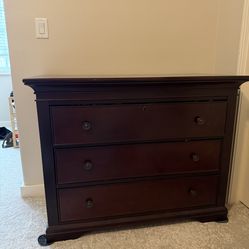 Wooden dresser with 3 drawers