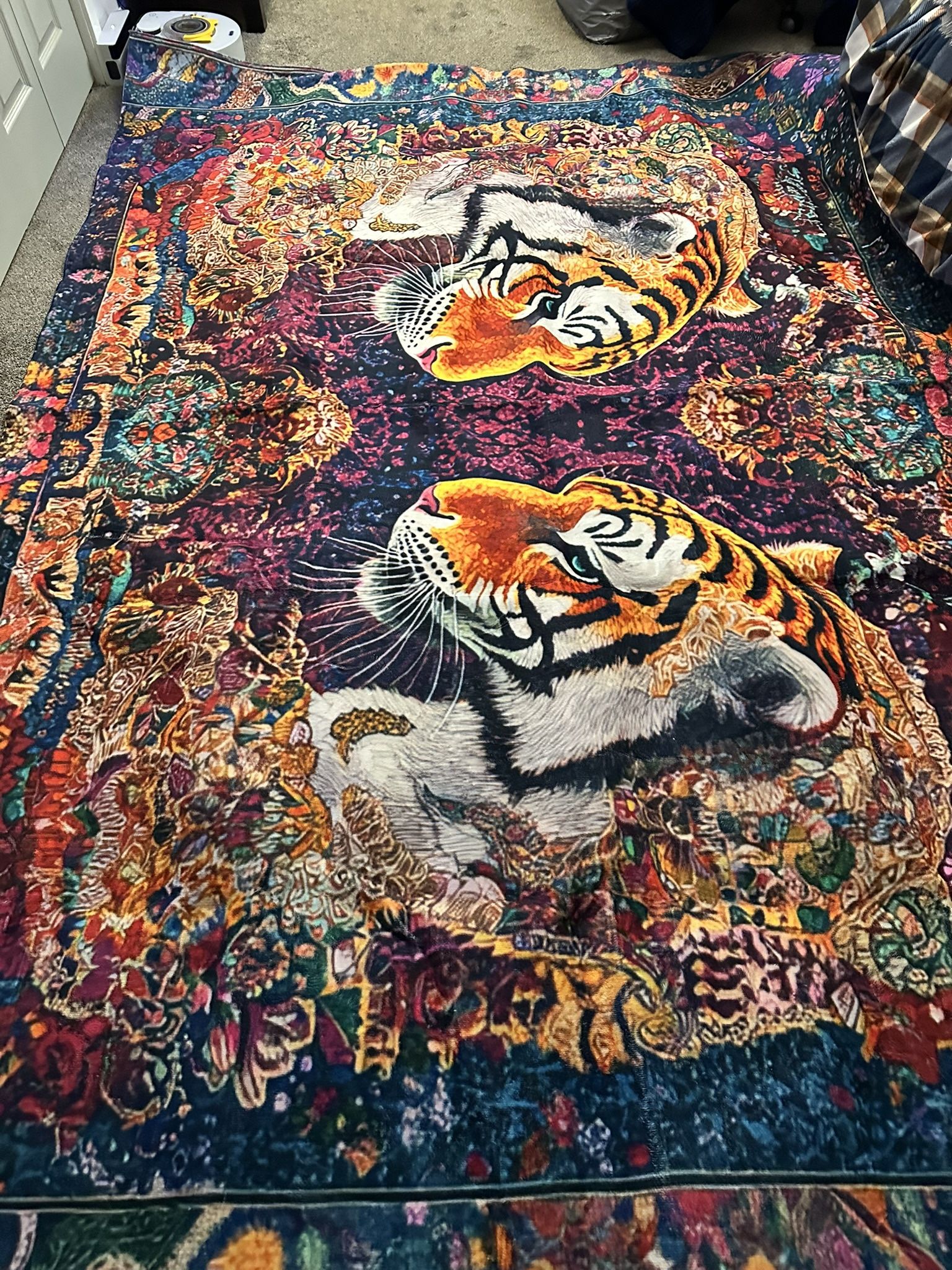 New - Unbelievably Gorgeous. The Colors are so vibrant. 9’9 x 6’6