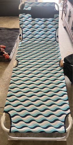 Folding Beach Lounge Chair with Wave Print