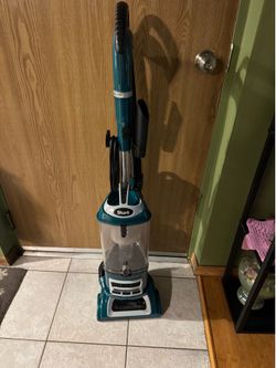 Vacuum Shark navigator like new