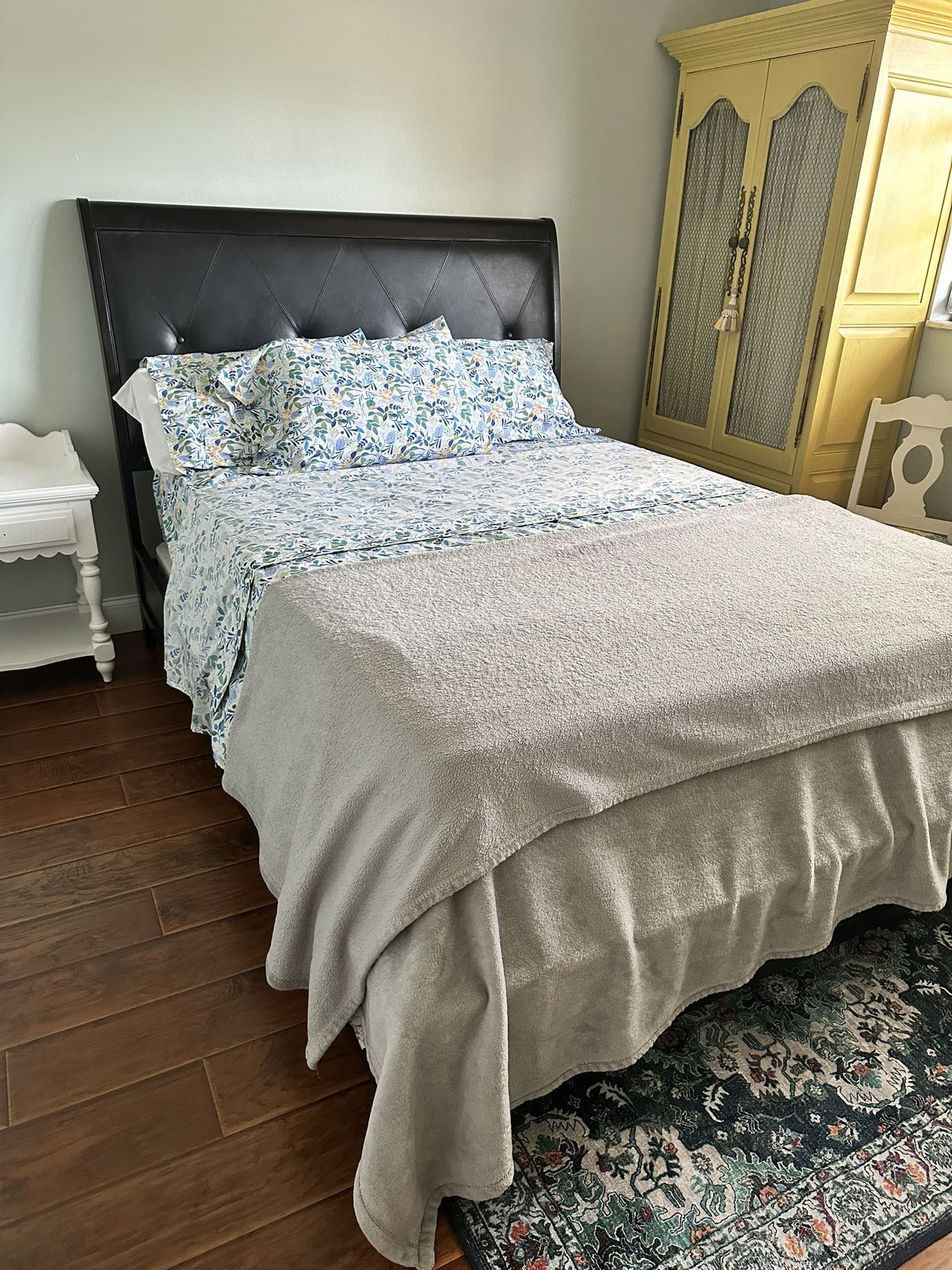 Queen Bed With Boxspring And Mattress