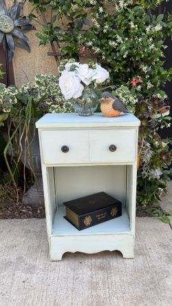Vintage Wooden Accent/Nightstand/Side table 