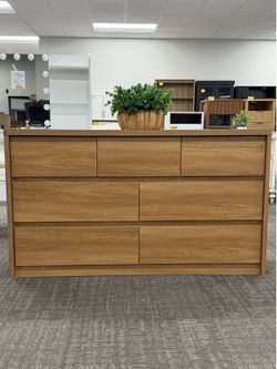 7 Drawer Oak Dresser for Bedroom, 55" Wide Modern Chest of Drawers with 7 Large Storage Space with Curved Edge Design, Large Dresser for Bedroom,Walnu