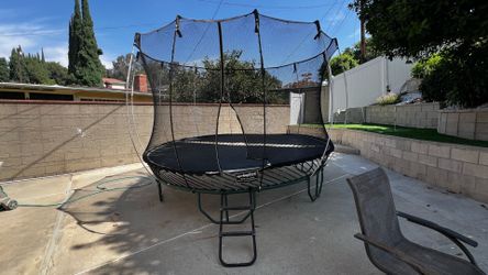 FREE $1600 Springfree 12 ft round large trampoline needs new mat
